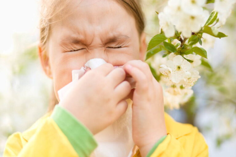 Akupressur gegen Allergien: Wie du Heuschnupfen-Symptome lindern kannst