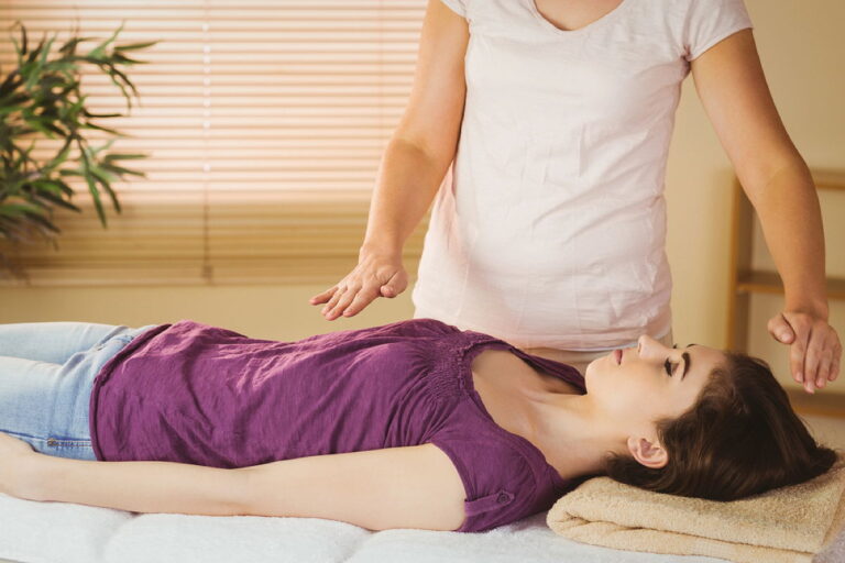 Was ist Reiki? Alles zur Heilkunst & ihren Vorteilen