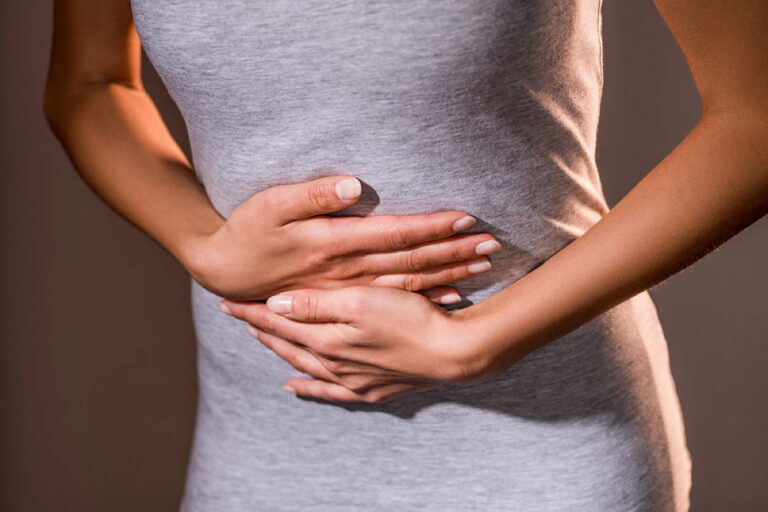 Was hilft gegen Bauchschmerzen? Hausmittel und Tipps